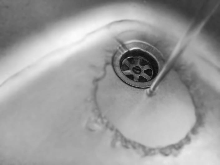Water on aluminium sink