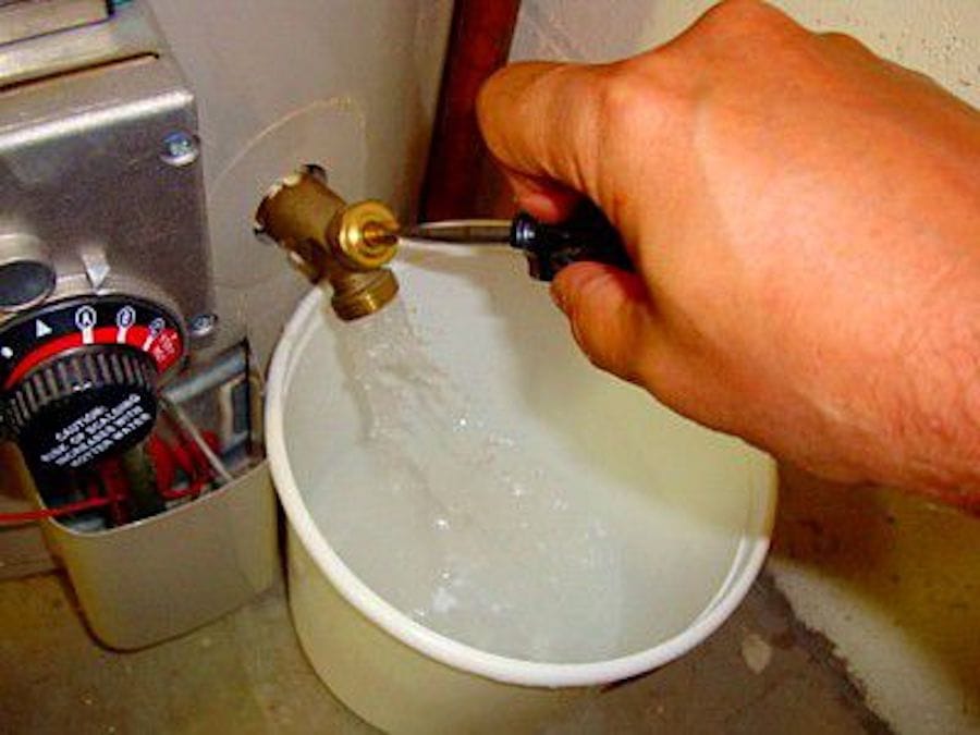 Сколько нужно сливать воду. Слить воду с бойлера. Слить водонагреватель. Слить воду из водонагревателя.