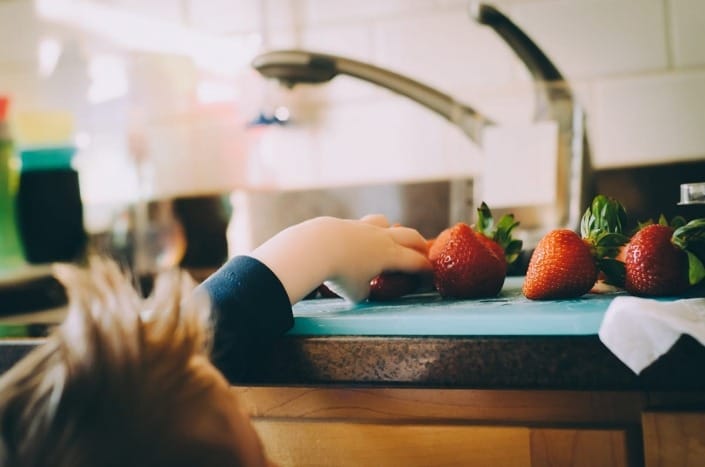 kid-at-sink